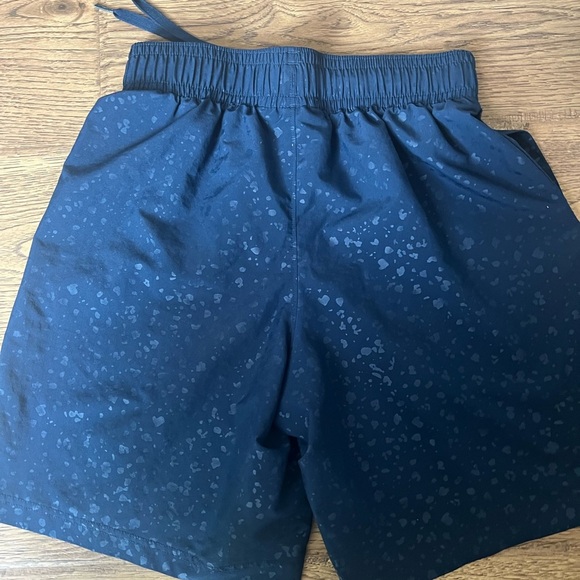 Boys gray under armor shorts, size youth, small - Picture 4 of 4